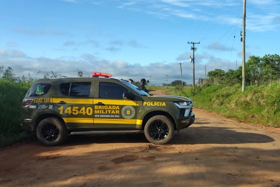 AGORA: Brigada Militar faz cerco em área de mata para localizar criminosos que balearam policial no RS