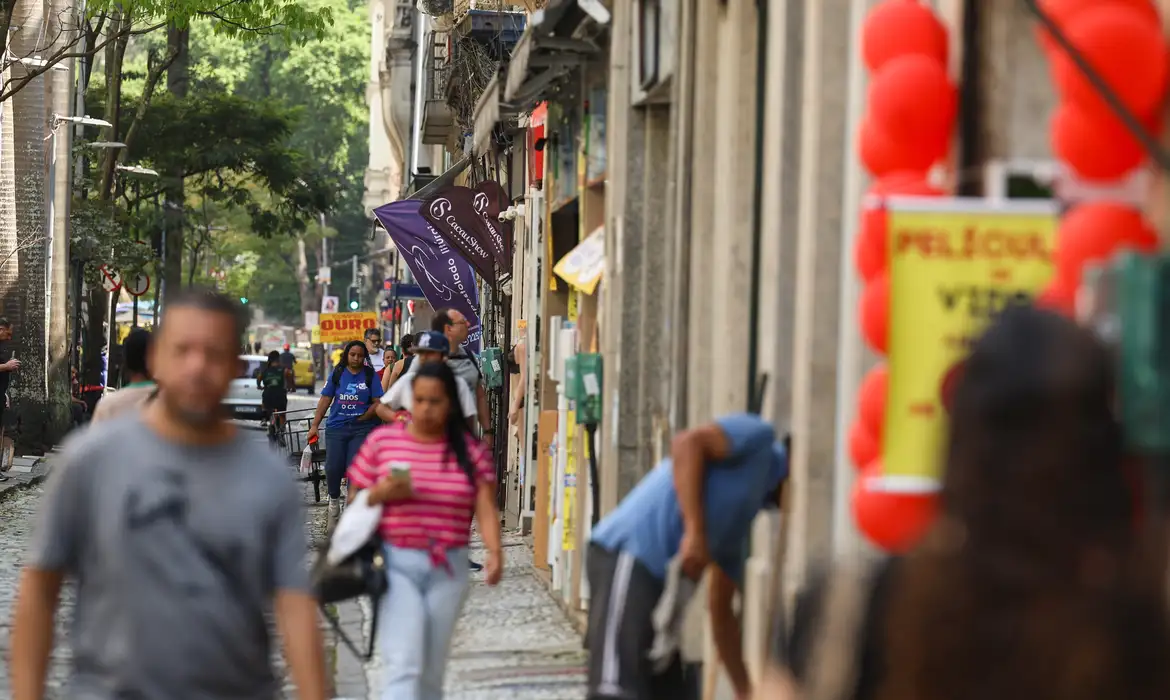 Fim da escala 6x1 divide opiniões entre trabalhadores e empresários após aprovação no Congresso